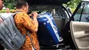 Penyidik KPK memasukkan koper ke dalam mobil usai menggeledah kantor mantan kuasa hukum Setya Novanto, Fredrich Yunadi, di Jakarta, Kamis (11/1). KPK menyita dokumen yang berhubungan dengan tindak pidana yang dilakukan Fredrich. (Liputan6.com/Johan Tallo)