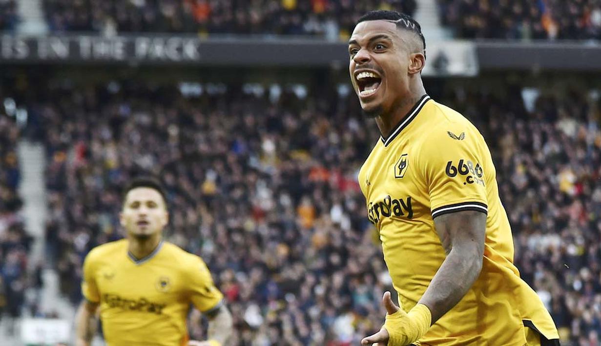 Pemain Wolverhampton Wanderers, Mario Lemina, melakukan selebrasi setelah mencetak gol ke gawang Chelsea pada laga pekan ke-18 Liga Inggris di Stadion Molineux, Minggu (24/12/2023). (AP Photo/Rui Vieira)