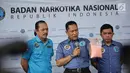 Kepala BNN Komjen Budi Waseso menunjukkan barang bukti kasus peredaran narkotika di Kantor BNN, Jakarta, Kamis (9/11). BNN kembali membongkar sindikat narkoba yang terafiliasi dengan jaringan di Malaysia. (Liputan6.com/Faizal Fanani)