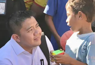 Seskab Teddy Bagikan Mainan Rubik hingga Protein Bar ke Anak-anak NTT Terdampak Gempa (Lizsa Egeham/Liputan6.com)
