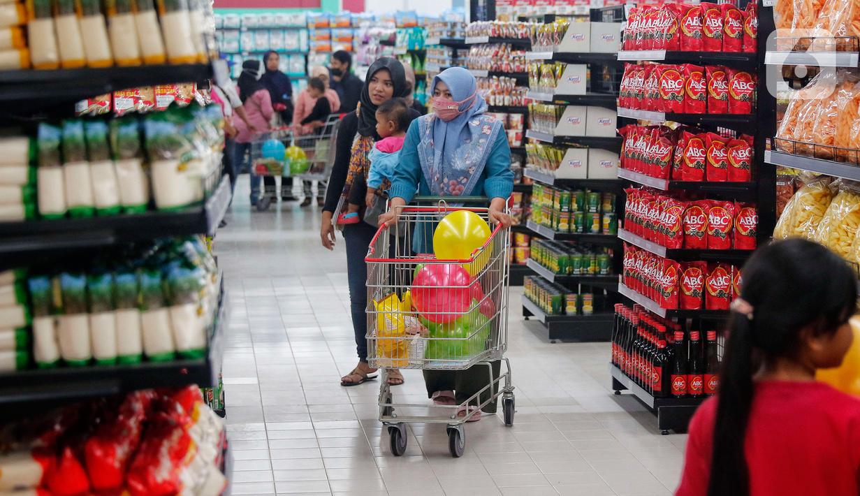 Pengunjung mendorong keranjang belanja di toko digital Scan and Go, CBD Ciledug, Tangerang, Banten, Rabu (8/3/2023). Scan and Go merupakan toko ritel digital pertama di Indonesia dimana konsumen bisa langsung belanja di toko dengan menggunakan aplikasi yang ada di keranjang belanja tanpa melakukan pembayaran melalui kasir. (Liputan6.com/Angga Yuniar)