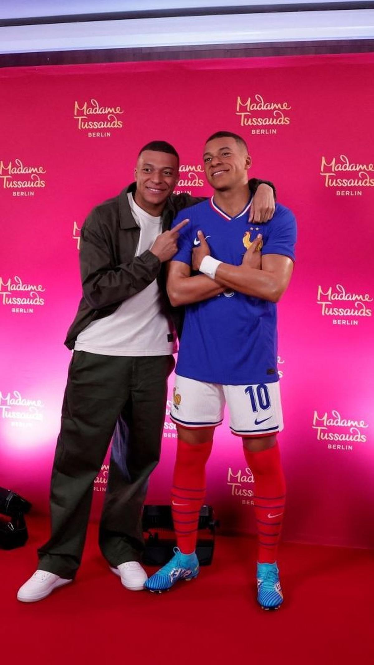 Melihat patung lilin berwajah dirinya itu, tentu membuat Mbappe merasa bangga dan terkesima di tengah pemberitaan dirinya yang sudah tak memperpanjang kontrak lagi dengan PSG. Foto: REUTERS / Gonzalo Fuentes
