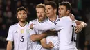 Para pemain Jerman melakukan selebrasi usai memastikan kemenangan atas Azerbaijan. Gol Jerman dicetak oleh Andre Schurrle (2 gol), Thomas Muller dan Mario Gomez masing-masing satu gol dan gol Azerbaijan oleh Dimitrij Nazarov. (AFP/Kirill Kudryavtsev)