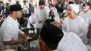 Sebelum dimakamkan, jenazah Titiek Puspa disalatkan terlebih dahulu setelah salat Jumat yang digelar di Masjid An-Nur, kawasan Perdatam, Jakarta Selatan. (Liputan6.com/Herman Zakharia)