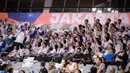 Antusiasme sejumlah pelajar saat berfoto bersama dengan seorang penonton dari Iran sebelum laga Grup G Piala Dunia FIBA 2023 antara Pantai Gading melawan Iran di Indonesia Arena, Senayan, Jakarta, Senin (28/08/2023). (Bola.com/Bagaskara Lazuardi)