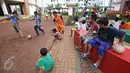 Sejumlah bocah bermain bola di Ruang Publik Terpadu Ramah Anak (RPTRA) Rusun Pulogebang, Jakarta, Rabu (18/5). Gubernur DKI Basuki Tjahaja Purnama atau Ahok ingin RPTRA tidak hanya untuk anak-anak, tapi juga buat lansia. (Liputan6.com/Immanuel Antonius)