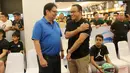 Gubernur DKI Jakarta Anies Baswedan berbincang dengan Ketum Partai Golkar sekaligus Menteri Perindustrian Airlangga Hartarto di Pluit Village Mall, Jakarta, Minggu (29/7). Mereka hadir pada acara National Training Camp Jr NBA. (Liputan6.com/Fery Pradolo)