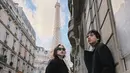 Berlatar Menara Eiffel, Bunga Citra Lestari foto bareng Noah dengan setelan long coat hitam [@itsmebcl]