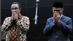 Mendikbud yang baru Muhadjir Effendy (kanan) bersama mantan Mendikbud Anies Baswedan saat serah terima jabatan di Jakarta, (27/7). Muhadjir Effendy resmi menggantiikan Anies Baswedan sebagai Menteri Pendidikan dan Kebudayaan. (Liputan6.com/JohanTallo)