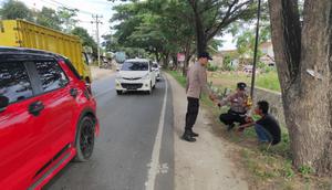 ODGJ bernama Robana diamankan polisi setelah membuat warga panik karen tidur di Jalan Lintas Barat Sumatera, Pringsewu. (Istimewa)