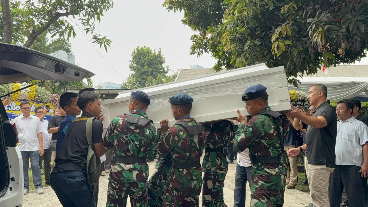Jenazah Marsma TNI Fajar Adrianto Tiba di Rumah Duka