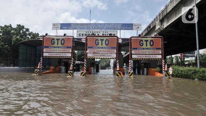 BANJIR GERBANG TOL CEMPAKA PUTIH: Banjir merendam Gerbang Tol Cempaka Putih, Jakarta, Minggu (23/2/2020). Banjir yang melanda kawasan Cempaka Putih dan sekitarnya menyebabkan Gerbang Tol Cempaka Putih tidak dioperasikan akibat terendam setinggi pinggang orang dewasa. (merdeka.com/Iqbal S. Nugroho)