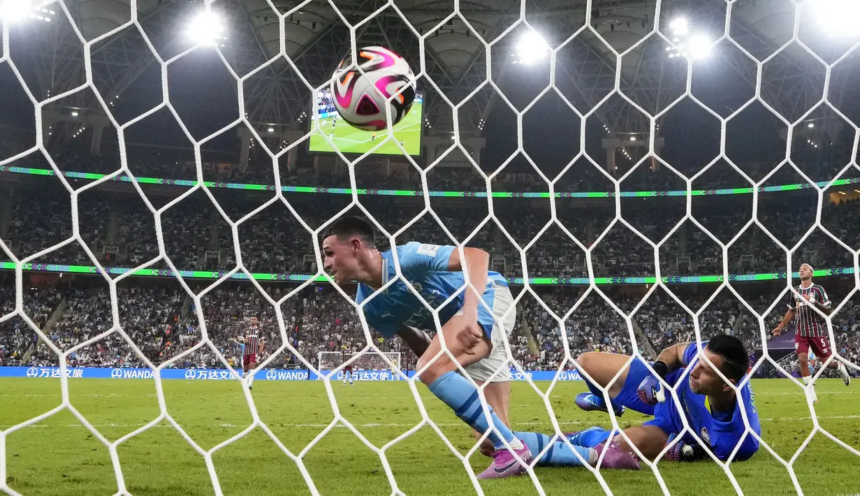 Pemain Manchester City, Phil Foden mencetak gol ketiga timnya ke gawang Fluminense pada laga final Piala Dunia Antarklub 2023 di King Abdullah Sports City, Jeddah, Arab Saudi, Sabtu (23/12/2023) dini hari WIB. (AFP/Giuseppe Cacace)