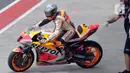 Pembalap Repsol Honda Team, Pol Espargaro saat sesi Warm Up MotoGP di Pertamina Mandalika International Street Sirkuit, Nusa Tenggara Barat, Minggu (20/3/2022). (Liputan6.com/Helmi Fithriansyah)