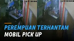 Terekam kamera cctv seorang perempuan terhantam mobil pick up saat duduk di teras rumah.