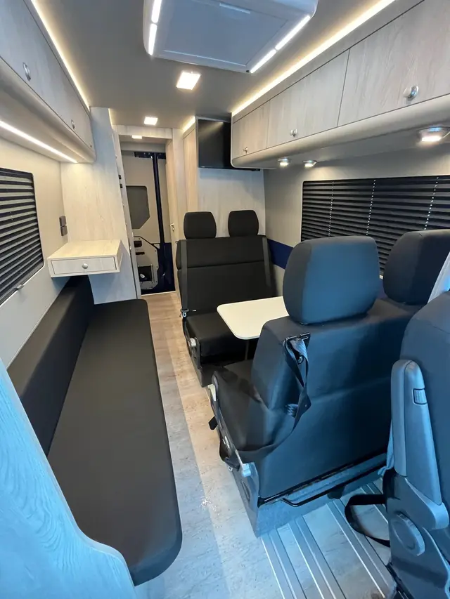 Interior nyata kabin Puna Vanlife (autoevolution)