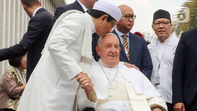 2. Momen haru penuh makna kasih sayang terjadi ketika KH Nasaruddin Umar mencium kening Paus Fransiskus setelah foto bersama dengan tokoh lintas agama.
