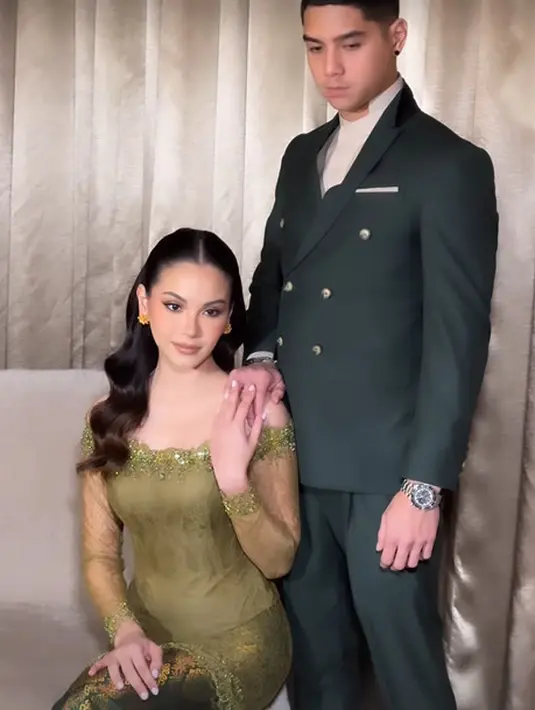 Alyssa Daguise kenakan kebaya sabrina dengan payet cantik di neckline. Kebaya ini dipadukan kain tenun hijau olive satin dengan rambut yang digerai. [@alyssadaguise]
