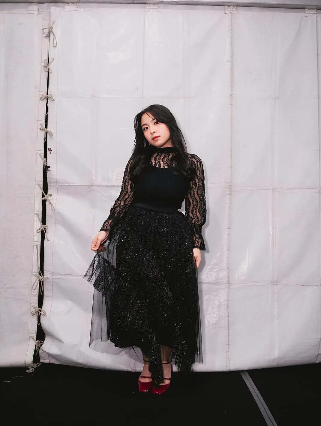 6 Inspirasi Look Serba Hitam Anti Monoton ala Bernadya