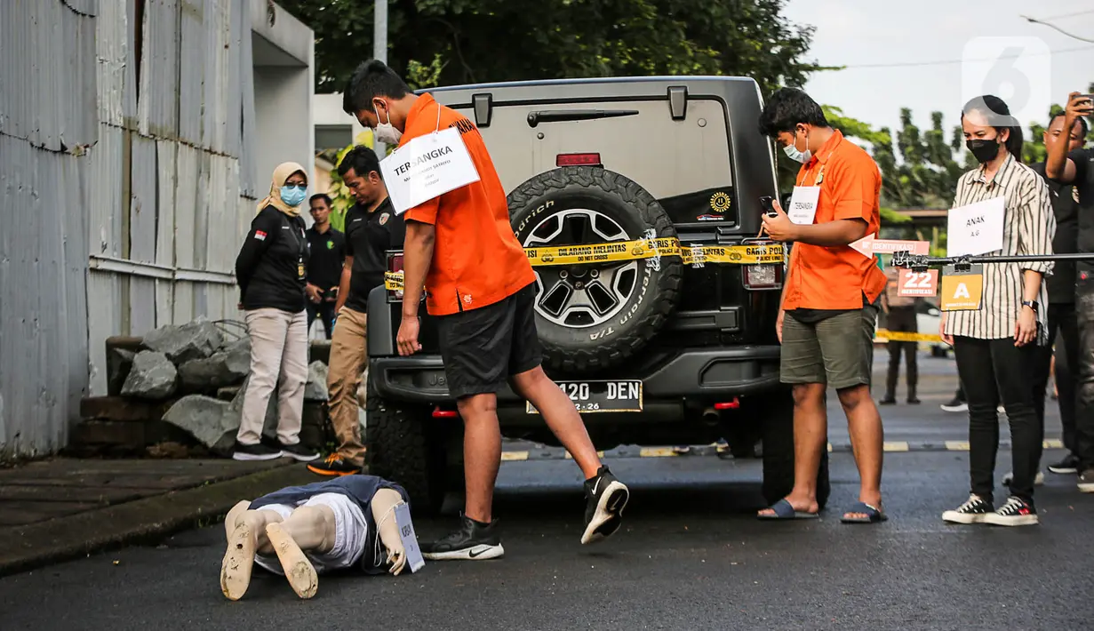 Tersangka Mario Dandy Satriyo dan Shane Lukas serta pemeran pengganti AG menjalani salah satu adegan dalam rekonstruksi penganiayaan David Ozora di Perumahan Green Permata, Jakarta, Jumat (10/3/2023). Rekonstruksi ini digelar untuk mencocokkan alat bukti yang dikantongi penyidik dengan keterangan saksi hingga tersangka. (Liputan6.com/Faizal Fanani)