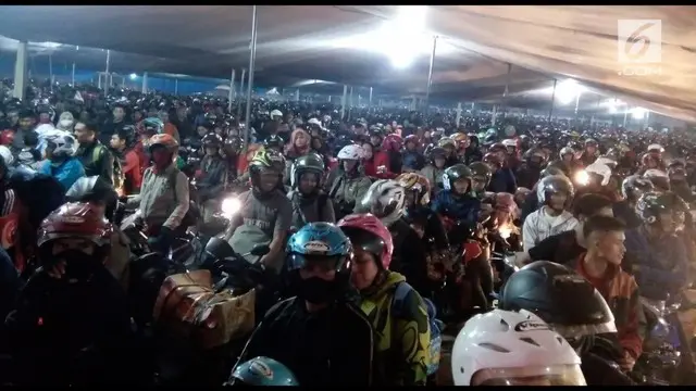 Butuh 2 Jam Kendaraan Pemudik Masuk Feri