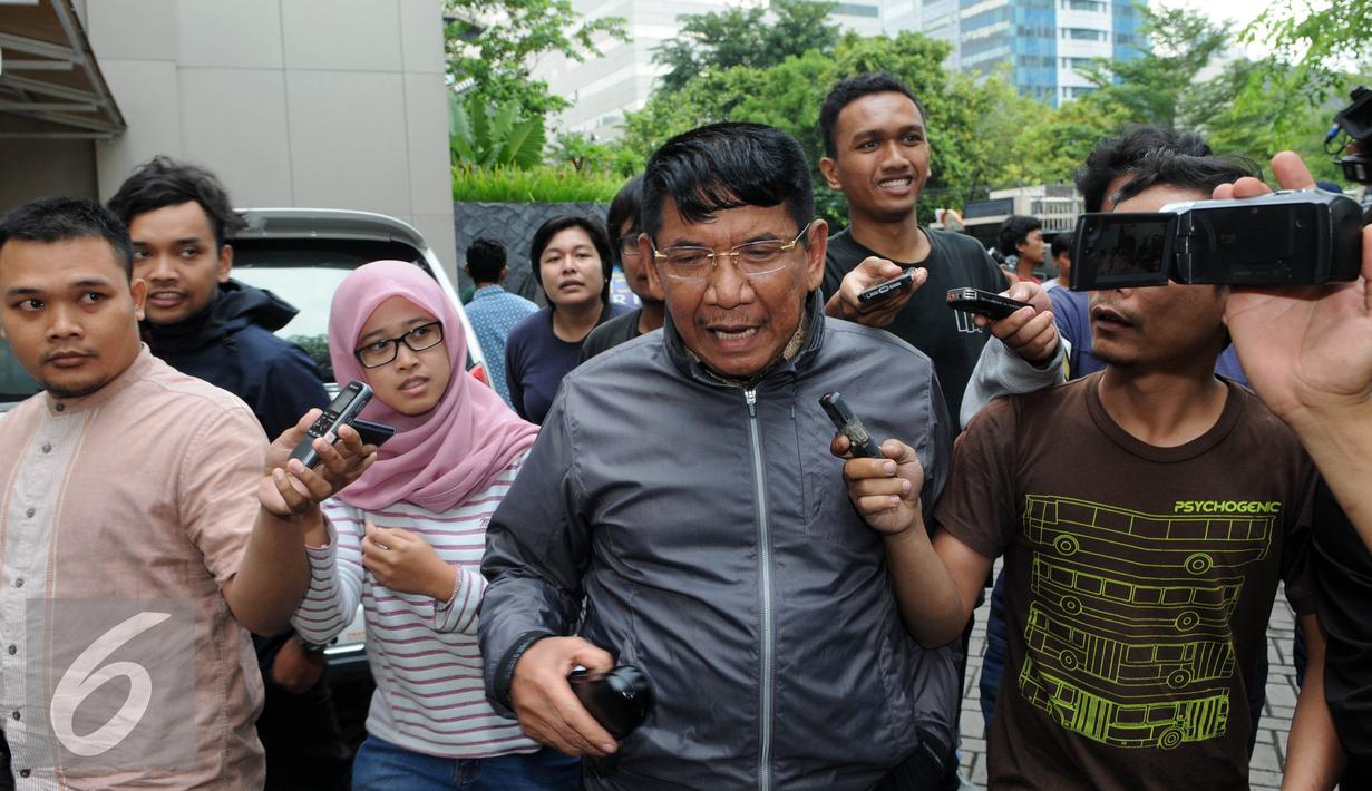 Anggota Komisi II DPR, Sarehwiyono usai menjalani pemeriksaan KPK, Jakarta, Jumat (22/7). KPK terus mengembangkan perkara lain yang diduga turut 'diatur' oleh Panitera PN Jakut, Rohadi. (Liputan6.com/Helmi Afandi)