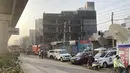 <p>Tim penyelamat bekerja di lokasi kebakaran sebuah gedung komersial di New Delhi, India, Sabtu (14/5/2022). Kebakaran yang melanda gedung perkantoran empat lantai di Delhi, pada Jumat 13 Mei 2022, menewaskan sedikitnya 27 orang dan melukai sedikitnya 12 orang, kata layanan darurat. (AP Photo/Shonal Ganguly)</p>