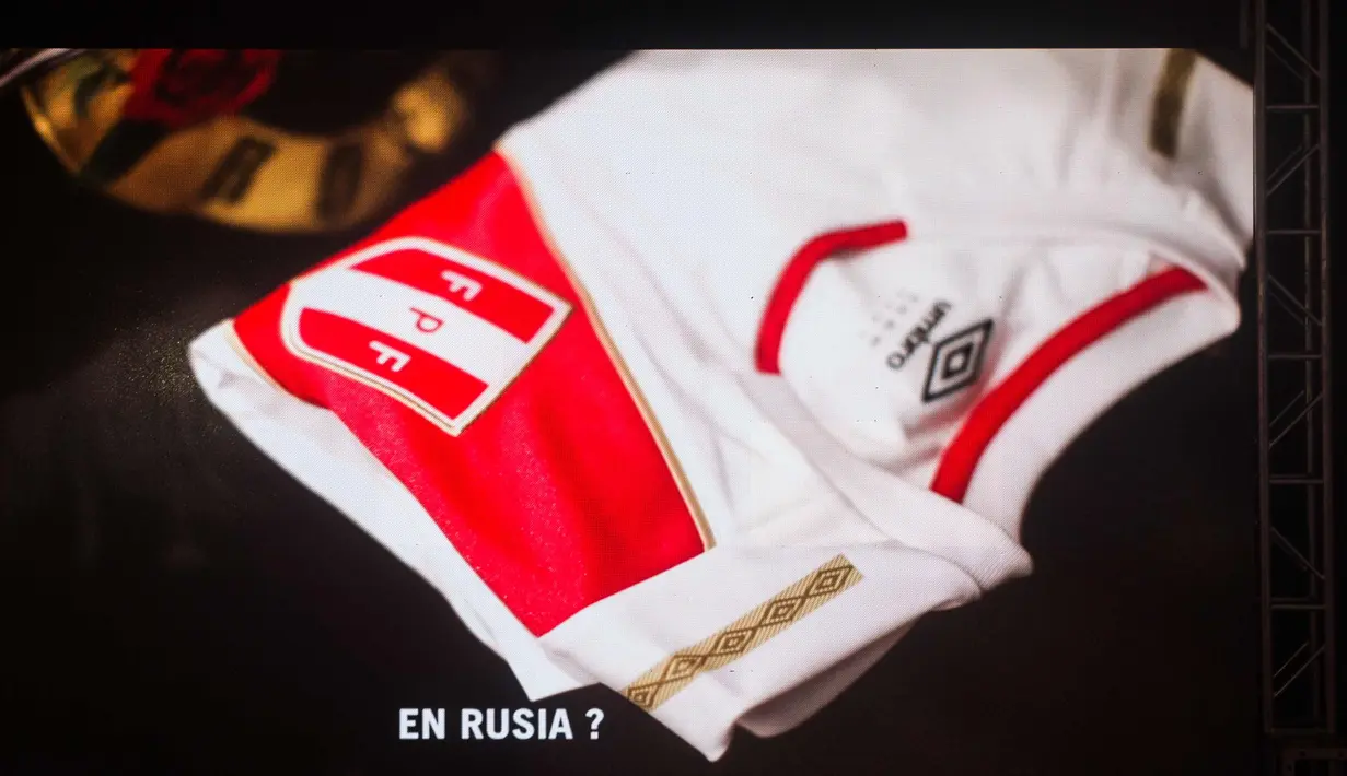 Sebuah video memperlihatkan jersey resmi timnas Peru untuk Piala Dunia 2018 di Rusia di Lima (18/12). Jersey ini menampilkan detail emas beserta garis merah tradisional di dada.  (AFP Photo/Ernesto Benavides)