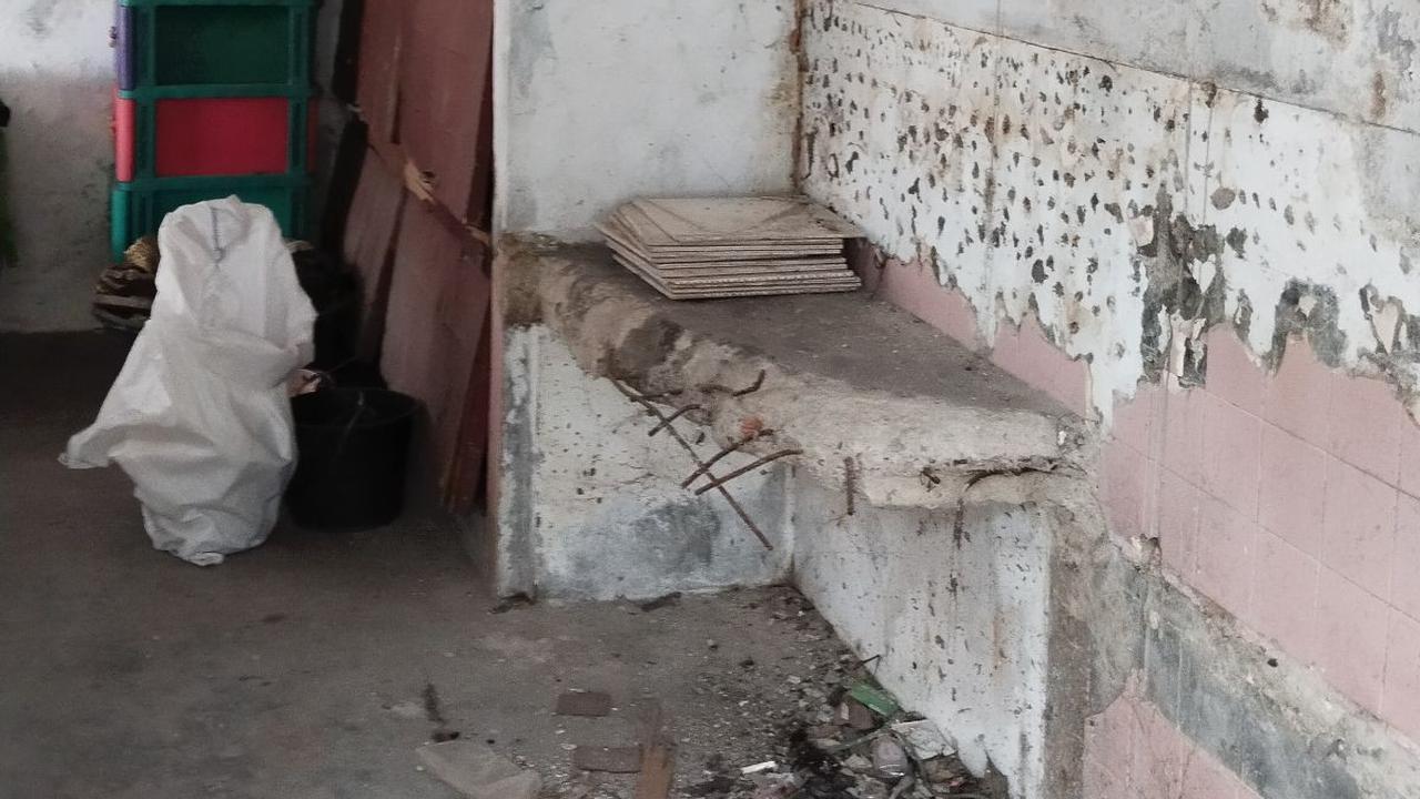 Kondisi bagian dalam rumahnya terlihat terbengkalai dan jika ditelusuri tak layak untuk dihuni.