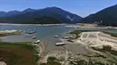Pemandangan Waduk Boca yang memasok air ke kota utara Monterrey hampir kering karena bagian utara Meksiko dilanda kekeringan hebat, di Santiago, Meksiko (9/7/2022). Ribuan rumah tidak menerima air selama berminggu-minggu akibat kekeringan hebat tersebut. (AP Photo/Fernando Llano)