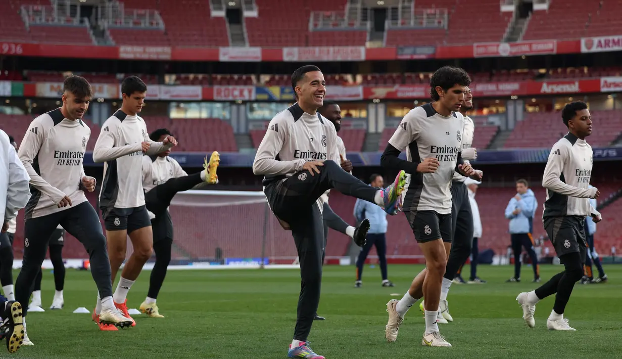 Para pemain Real Madrid saat ambil bagian dalam sesi latihan di stadion Emirates, London, 7 April 2025. (Adrian DENNIS/AFP)