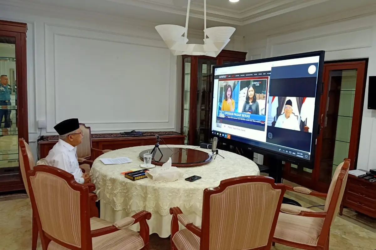 Wapres Ma'ruf Amin saat melakukan kerja dari rumah, Rabu (18/3/2020). (dok Kantor Sekretariat Wakil Presiden)
