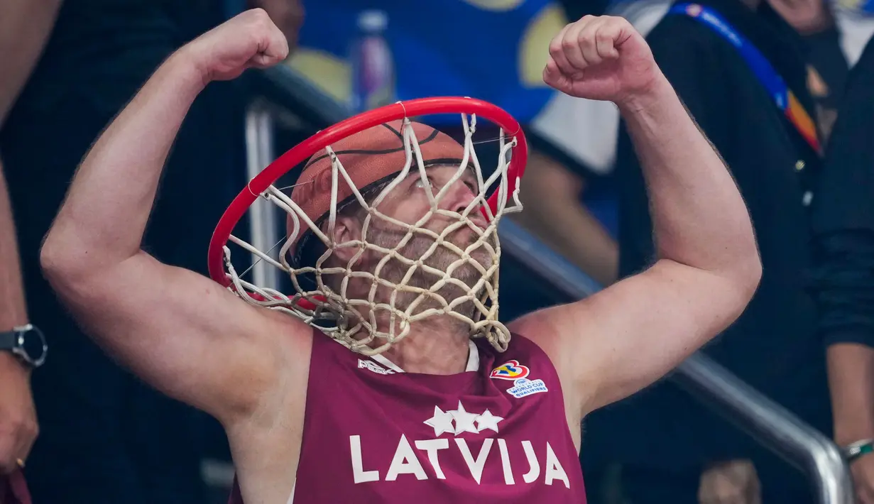 Seorang pendukung Latvia bereaksi saat menyaksikan perempat final Piala Dunia Bola Basket antara Jerman dan Latvia di Manila, Filipina, Rabu, 6 September 2023. (AP Photo/Aaron Favila)