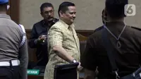 Terdakwa kasus suap penghapusan red notice Djoko Tjandra, Irjen (Pol) Napoleon Bonaparte (tengah) usai menjalani sidang pembacaan putusan di Pengadilan Tipikor, Jakarta, Rabu (10/3/2021). Majelis Hakim memvonis terdakwa empat tahun penjara dan denda Rp100 juta. (Liputan6.com/Helmi Fithriansyah)