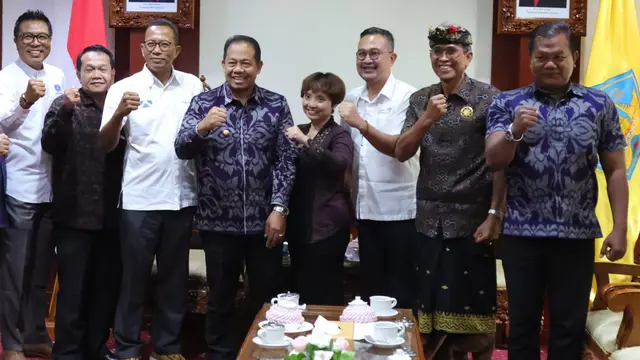 Penjabat (Pj) Gubernur Bali S.M. Mahendra Jaya (4 dari kiri) berfoto bersama pengurus GIPI Bali dan perwakilan asosiasi industri pariwisata.