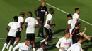 Pelatih baru AS Monaco, Thierry Henry, saat memimpin sesi latihan di La Turbie, Monaco, Jumat (19/10/2018). Thierry Henry menggantikan posisi Leonardo Jardim yang baru saja dipecat pada awal musim ini. (AFP/Valery Hache)