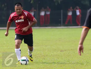 Panglima TNI Jenderal TNI Gatot Nurmantyo menggiring bola saat mengikuti pertandingan eksebisi antara tim Eksekutif TNI vs PS Pemred di lapangan Mabes TNI Cilangkap, Jakarta, Jumat (21/10). (Liputan6.com/Risa Rahayu Kosasih)