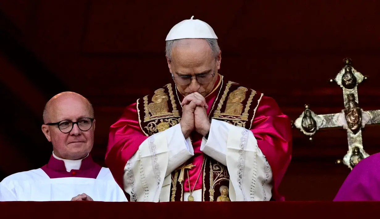 Kardinal Robert Francis Prevost dari Amerika Serikat terpilih sebagai pemimpin Gereja Katolik Dunia baru menggantikan Paus Fransiskus yang meninggal dunia pada 21 April 2025 lalu. Tampak dalam foto, Paus Leo XIV yang baru terpilih, Robert Prevost saat berpidato dari balkon loggia utama Basilika Santo Petrus, Vatikan, untuk pertama kalinya, pada 8 Mei 2025. (Tiziana FABI/AFP)