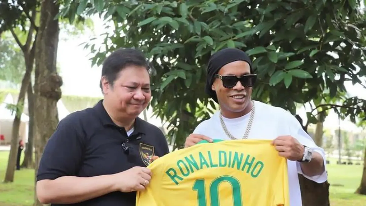 Menko Perekonomian Airlangga Hartarto bersama Ronaldinho