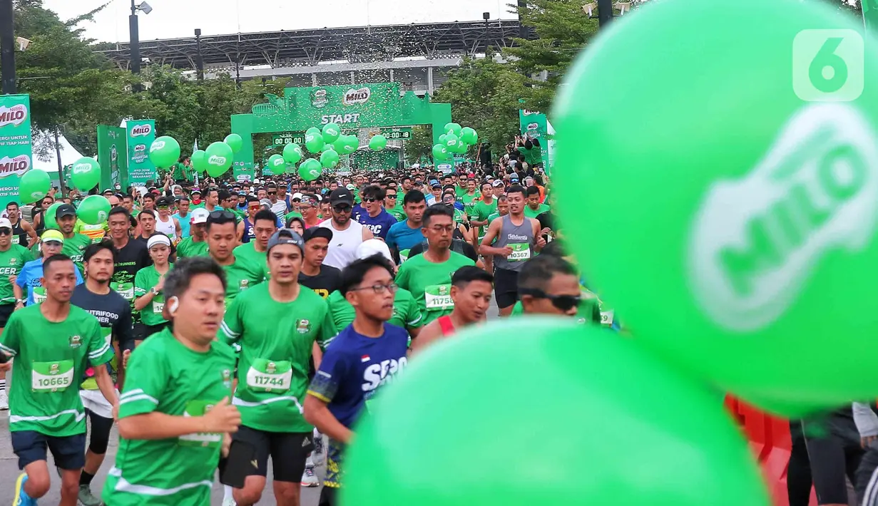 Peserta berlari saat mengikuti lomba lari di kawasan Senayan, Jakarta, Minggu (4/9/2022). Lomba lari Milo ACTIV Indonesia Race (MAIR) 2022 yang terbagi dalam beberapa kategori yaitu 10K, 5K dan family run 2,5K tersebut untuk menyambut hari Olahraga Nasional yang jatuh pada 9 September mendatang. (Liputan6 com/Angga Yuniar)