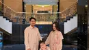 Penampilan manis Ririn Ekawati dan keluarga kecilnya. Ia memilih mengenakan gamis bernuansa merah muda, sedangkan Ibnu Jamil tampil lebih sederhana dengan atasan berkerah lengan panjang putih dan celana cokelat. [Foto: Instagram/ririnekawati]