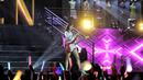Tak kalah berkesan, aksi Zee JKT48 menjadi pusat perhatian malam itu. Ia tampil memukau membawakan lagu solo sembari bermain gitar. (Adrian Putra/Fimela.com)