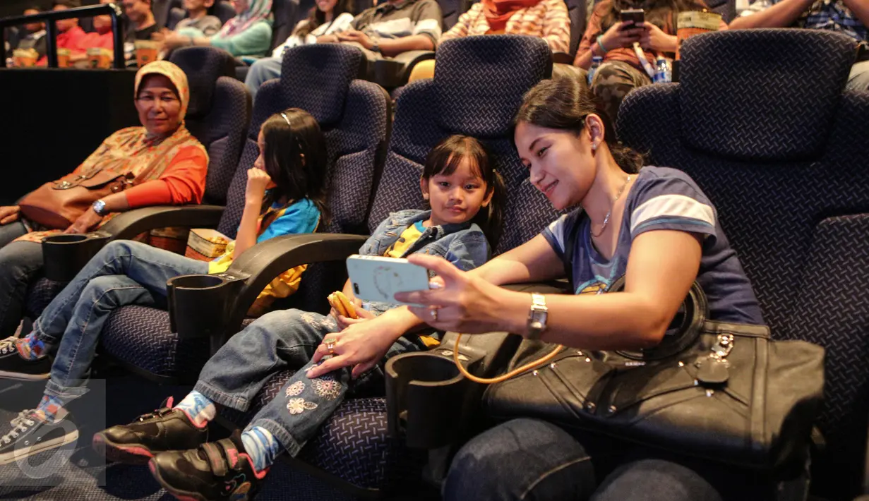 Suasana di dalam studio Blitz Megaplex jelang nonton bareng Minions yang diselenggarakan oleh CinemaHolic Jakarta, Minggu (28/6/2015). (Liputan6.com/Faizal Fanani)
