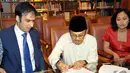 Habibie menandatangani kesepakatan kerjasama pembuatan sekuel Habibie-Ainun dengan Manoj Punjabi, Jakarta, Kamis (11 /12/2014). (Liputan6.com/Panji Diksana)