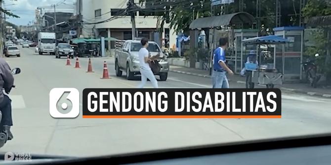 VIDEO: Salut, Pria Gendong Penyandang Disabilitas Menyeberang Jalan
