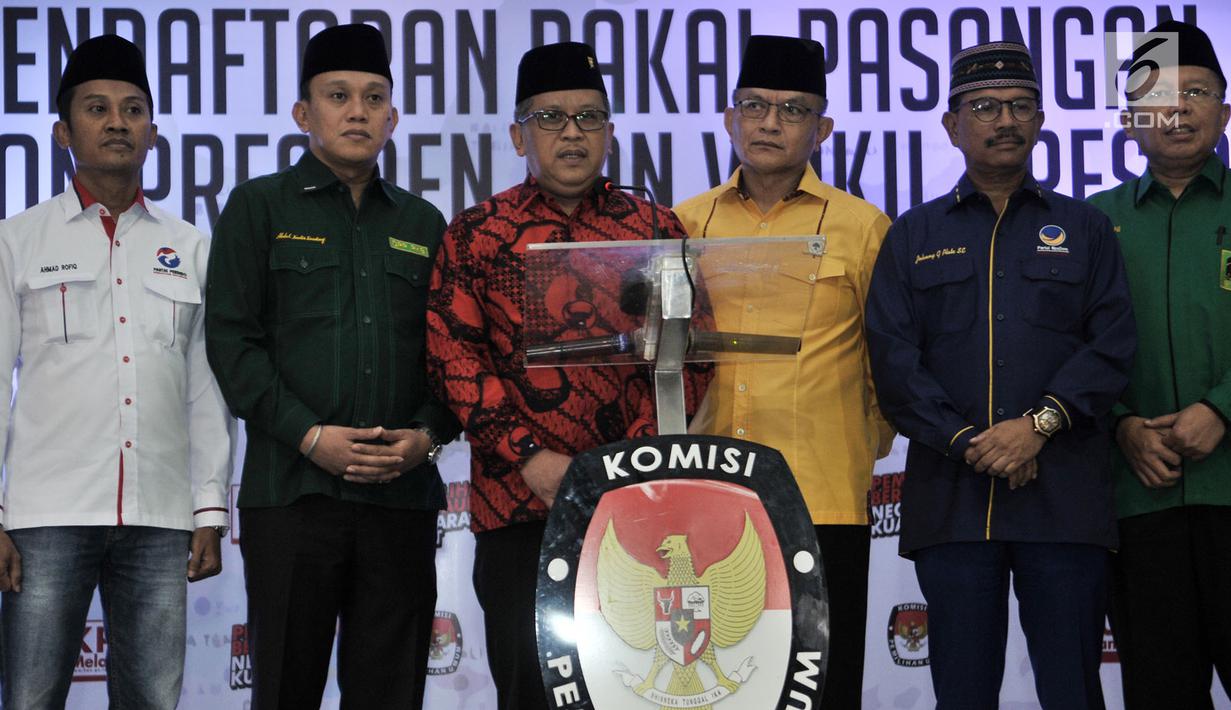 Sekjen PDIP Hasto Kristiyanto mewakili 8 sekjen partai politik pendukung Jokowi memberikan keterangan usai bertemu dengan ketua dan komisioner KPU di Kantor KPU, Jakarta, Selasa (7/8). (Merdeka.com/Iqbal S. Nugroho)