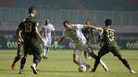 Striker Bali United, Ilija Spasojevic, berusaha melewati pemain Tira Persikabo pada laga Shopee Liga 1 di Stadion Patriot Pakansari, Bogor, Kamis (15/8). Bali menang 2-1 atas Tira Persikabo. (Bola.com/Yoppy Renato)