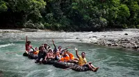 Wisatawan rafting di Sungai Bahorok, Bukit Lawang (Dokumentasi: Pemandu Wisata Dian Gunawan)