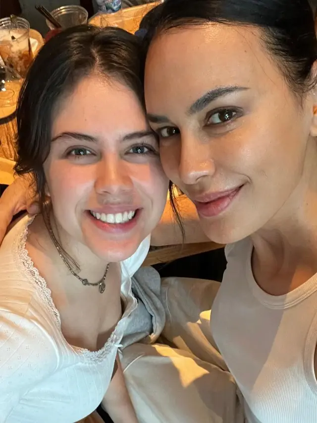 7 Potret Sophia Latjuba antar Manuella Aziza Kuliah di Jerman Ini Penuh Rasa Bangga