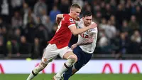 Gelandang Manchester United Scott McTominay bersaing dengan pemain Tottenham Hotspur Pierre-Emile Hojbjerg dalam laga Liga Inggris di Tottenham Hotspur Stadium, London, 30 Oktober 2021. (Glyn KIRK / AFP)